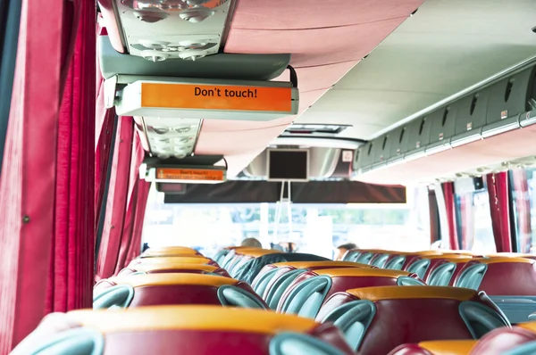 Innenraum eines großen Reisebusses mit Ledersitzen — Stockfoto