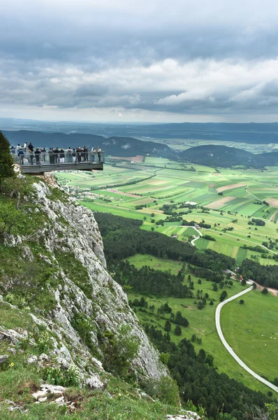 Punto panoramico con campi verdi e montagne — Foto Stock