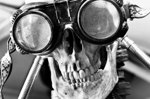 Human skull with insane look and goggles (robot) — Stock Photo, Image