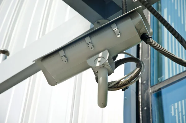 在现代建筑上的安全摄像机 — 图库照片