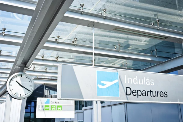 Avresa tecken på flygplatsen med flygplan — Stockfoto