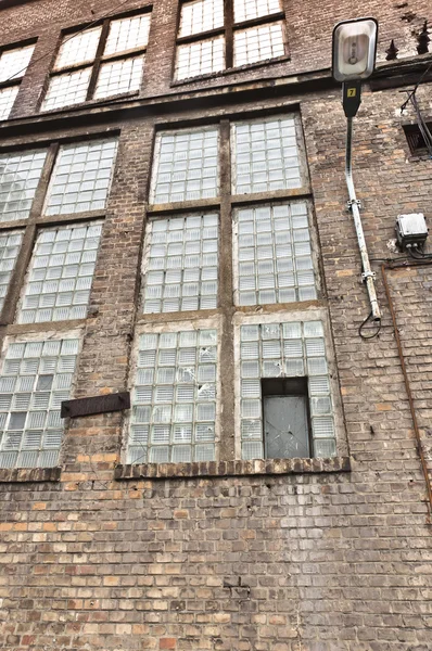 Winkelaufnahme eines verlassenen Industriegebäudes mit Ziegelmauer — Stockfoto