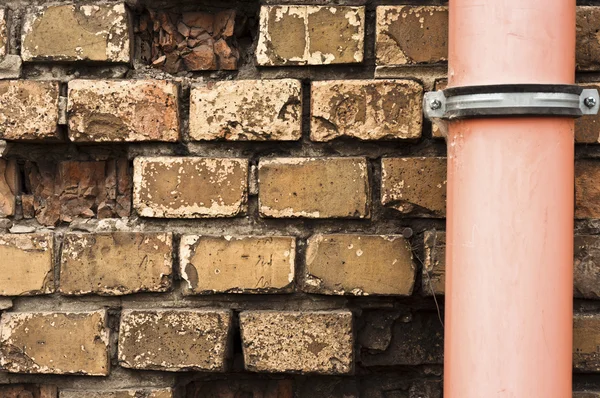 レンガの壁のドレイン パイプ — ストック写真