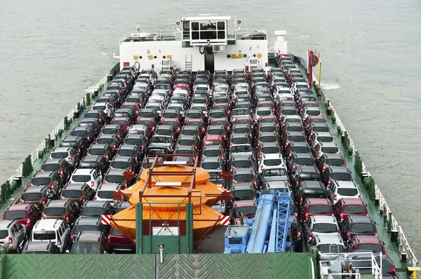 Boot bringt viele Autos auf den Markt — Stockfoto
