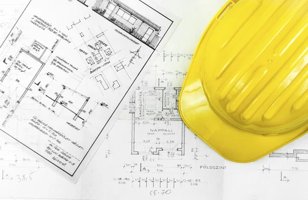 Planes de construcción con herramientas de un trabajador — Foto de Stock