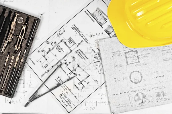 Planos de construção com ferramentas de um trabalhador — Fotografia de Stock