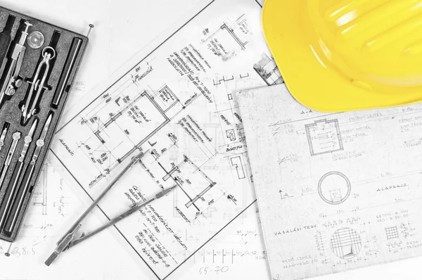Planos de construção com ferramentas de um trabalhador — Fotografia de Stock