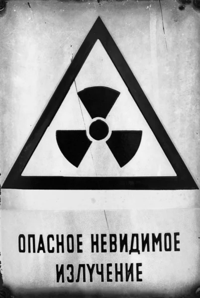 Russo Attenzione alle radiazioni segno in metallo — Foto Stock