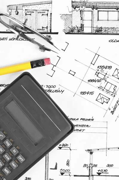 Kalkulačka a tužka na stavební plány — Stock fotografie