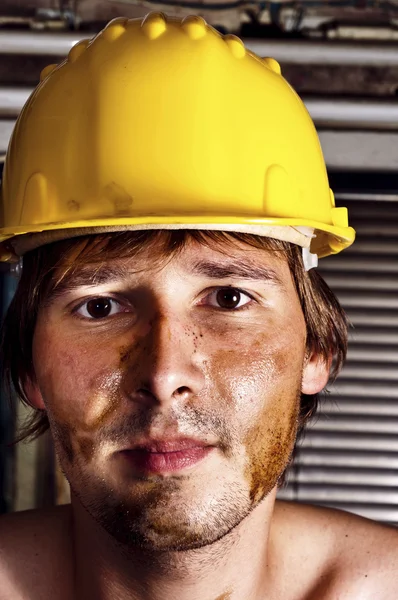 Werknemer in gele helm — Stockfoto