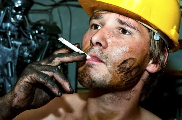 覆盖在油吸烟的工人 — 图库照片
