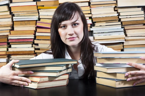 Giovane studentessa universitaria con i suoi libri — Foto Stock