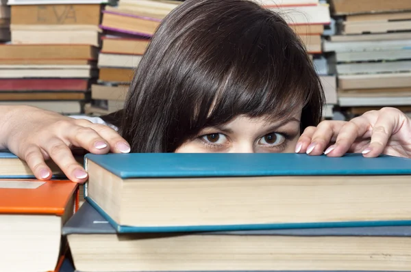Fiatal gyönyörű diák lány mögött könyvek — Stock Fotó