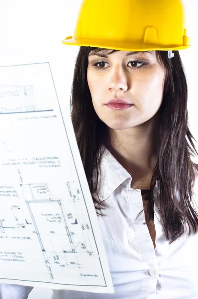 Inżynier kobieta w żółty kask z planów — Zdjęcie stockowe