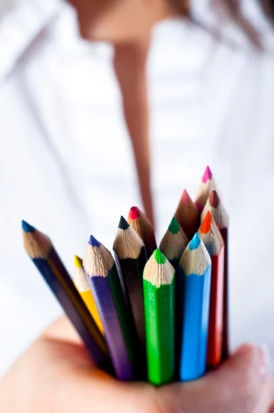 Bulanık arka plan ile renkli kalemler — Stok fotoğraf