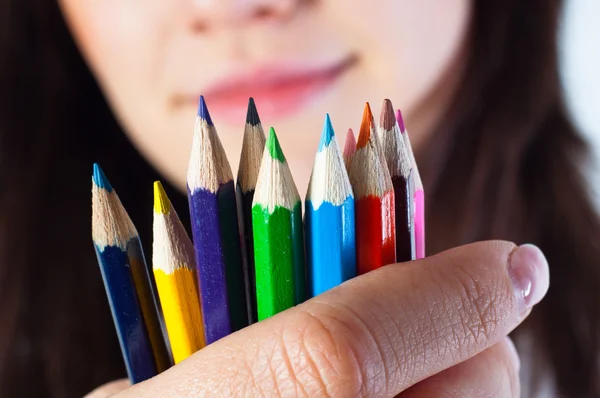 女学生用彩色铅笔 — 图库照片