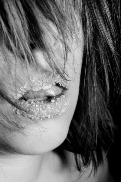 在她的唇上糖的女孩 — 图库照片