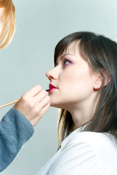 Beautiful model woman is getting prepared for photo shoot — Stock Photo, Image