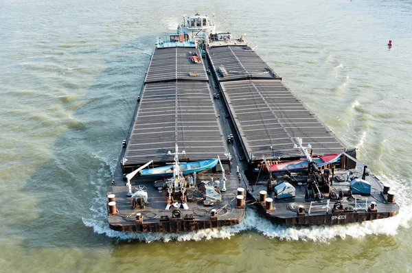Grande trasportatore di petrolio sull'acqua che si muove veloce — Foto Stock