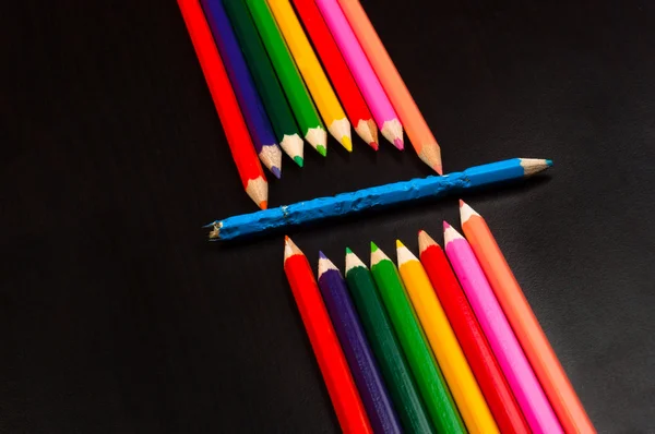Monster aus Bleistiften auf schwarzem Brett — Stockfoto