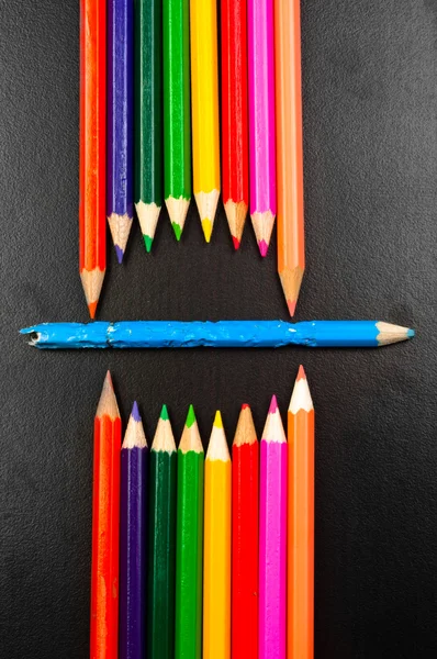 Konzeptfoto einiger Bleistifte, die einen Mund darstellen — Stockfoto