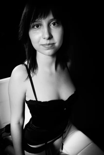 Jovem mulher em lingerie contra fundo balck escuro — Fotografia de Stock