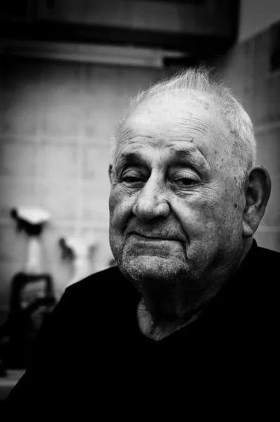 Arayan yaşlı bir adam portresi yorgun — Stok fotoğraf