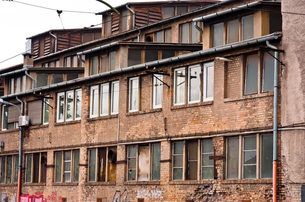 Verlaten industrieel gebouw met bakstenen muur — Stockfoto