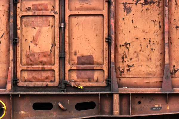 Övergivna metall konsistens med dörrar på ett tåg — Stockfoto