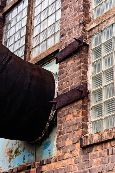 Вентиляционная труба, соединенная с промышленным зданием — стоковое фото