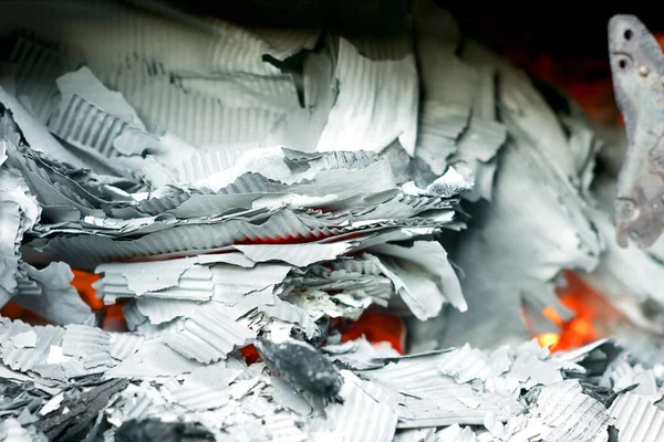 Paper burning in recycle barrel — Stock Photo, Image