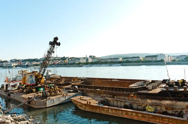 Oude bouw boten op de rivier — Stockfoto