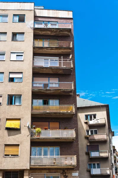 Generieke flatgebouw in Europa tegen blauwe hemel — Stockfoto
