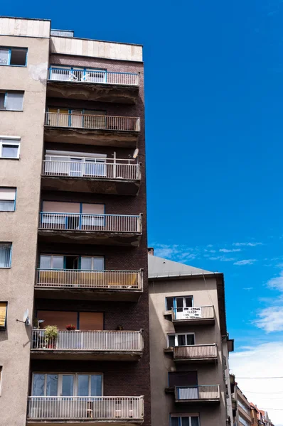 Mavi gökyüzüne karşı apartman binası — Stok fotoğraf