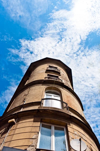 Ângulo tiro de um edifício alto com céu azul — Fotografia de Stock