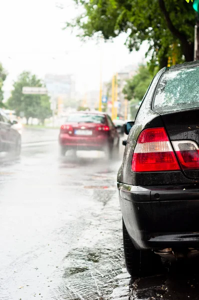 Déšť a provoz jam na silnici — Stock fotografie