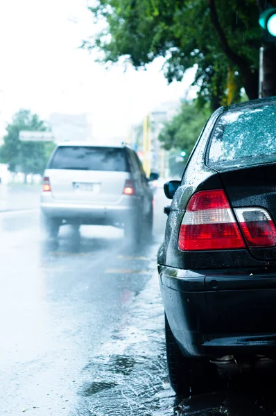 Close up de um carro na chuva com fundo embaçado — Fotografia de Stock