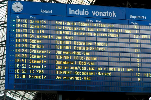 Vertrek tabel in een Europese vervoer-station — Stockfoto
