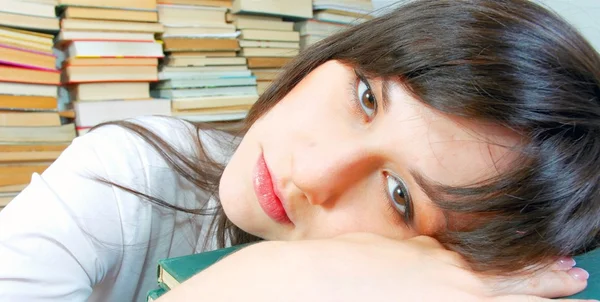 Όμορφη νεαρός φοιτητής κορίτσι σχεδόν κοιμισμένος στα βιβλία της — Φωτογραφία Αρχείου