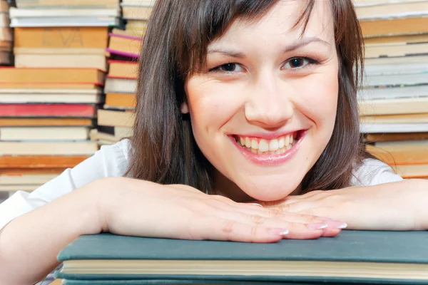 Весела молода студентка університету та її книги — стокове фото