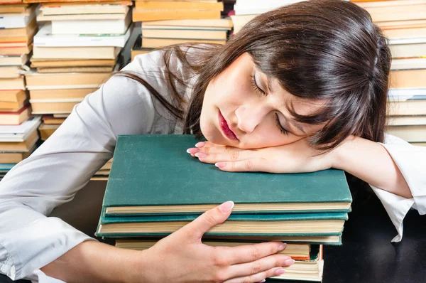 Fiatal egyetemista alszik a könyvek — Stock Fotó