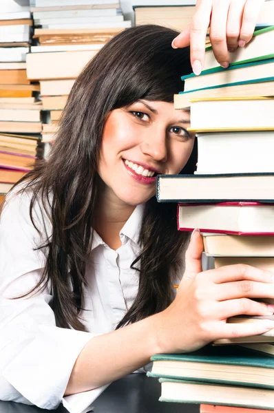 Školy dívka drží její knihy a usmívá se — Stock fotografie