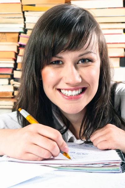 Menina estudante feliz escrevendo no caderno — Fotografia de Stock