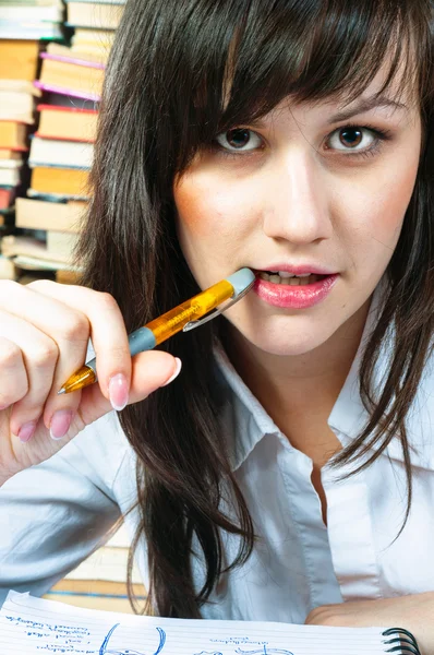 Chica estudiante seria con su pluma — Foto de Stock