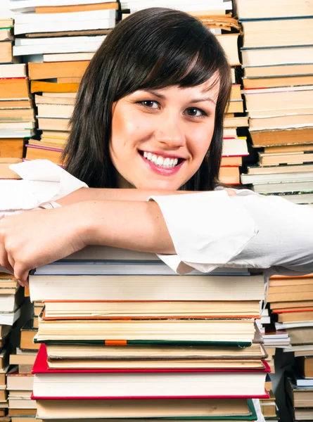 Vrolijke jonge student en haar boeken — Stockfoto