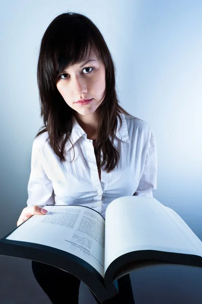 Mujer de negocios confiada sosteniendo un libro — Foto de Stock