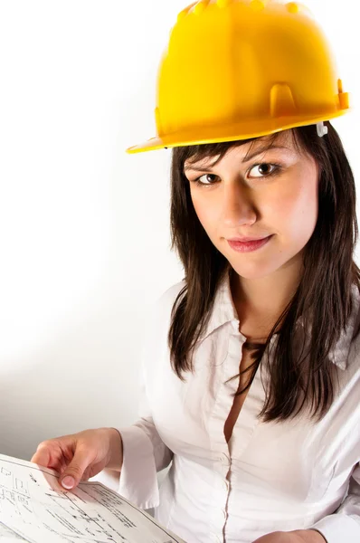 Ładny biznes kobieta w żółty kask trzyma jej plany — Zdjęcie stockowe