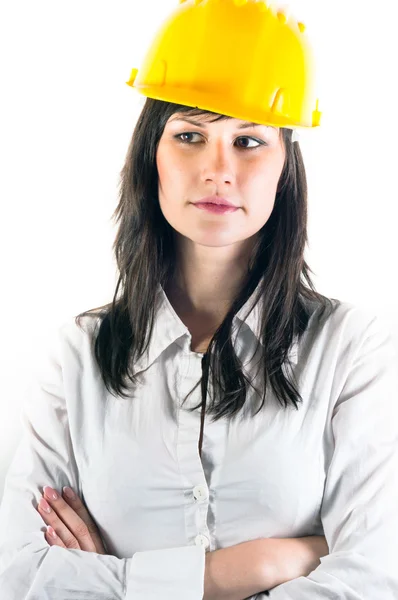Retrato de una joven ingeniera con casco amarillo — Foto de Stock