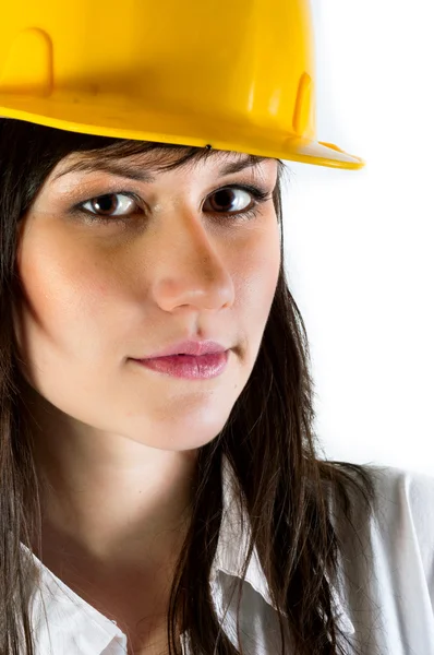 Inżynier kobieta w żółty kask przed biały na białym tle troska — Zdjęcie stockowe
