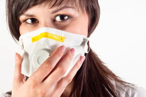 Ziekenhuis werknemer dragen beschermend masker tegen witte achtergrond — Stockfoto